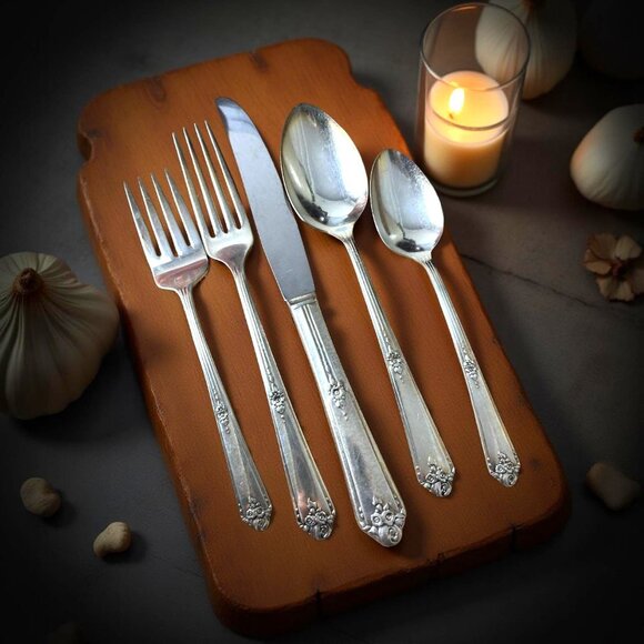 Oneida Community Tudor Plate Silverware 5-PieceSweet Briar 1948 Silver Plate - Picture 6 of 6